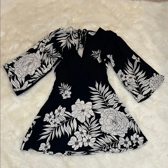 Billabong Black and White Floral Mini Dress - Picture 1 of 6